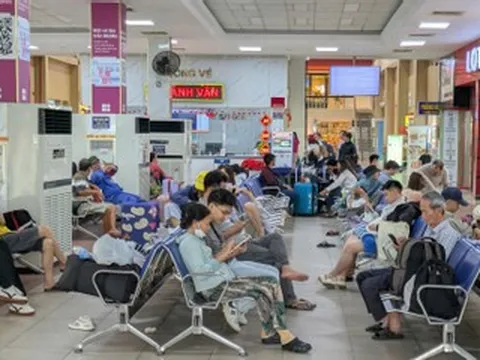 Sự cố sà lan tông cầu Ghềnh: Hàng nghìn hành khách đường sắt tất tả ngược xuôi