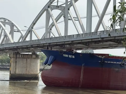 Sà lan va chạm cầu Ghềnh, đường sắt Bắc - Nam gián đoạn, phải chuyển tải bằng ô tô