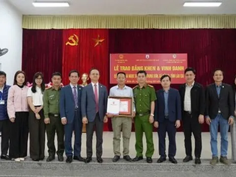 Trao bằng khen cho người cứu 6 nạn nhân trong vụ chìm tàu ở hồ Thác Bà