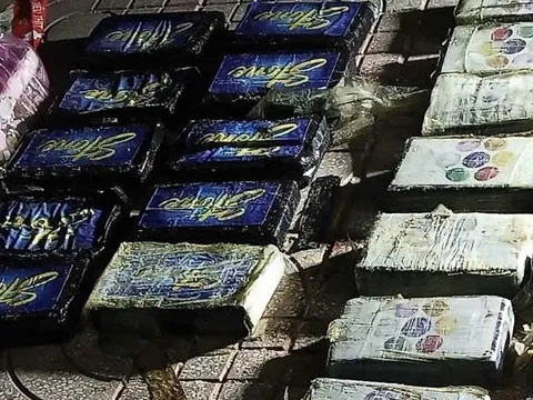 Một người nhặt ve chai ở Lâm Đồng phát hiện chiếc túi chứa 24 bánh nghi ma túy