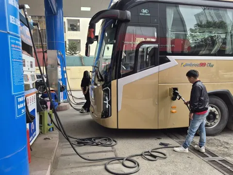 Giá xăng dầu đồng loạt tăng mạnh: RON95 tăng hơn 4.700 đồng/lít, dầu hỏa gần 8.500 đồng/lít