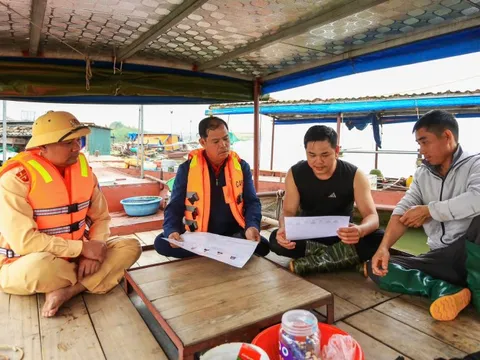 Đưa thông tin bầu cử đến với cử tri vùng sông nước ở Hà Nội