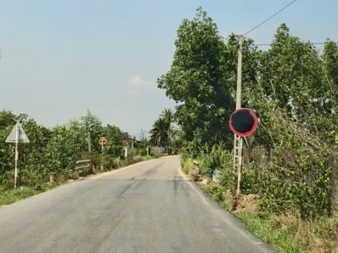 Khó hiểu biển báo tải trọng liên tục bị bôi đen trên tuyến đường phục vụ sân bay Phù Cát