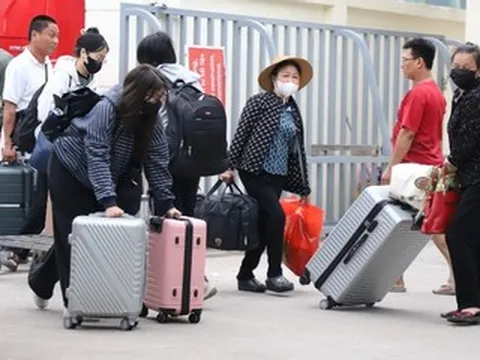 Cảnh hàng trăm hành khách vật vã trung chuyển giữa hai đầu ga Dĩ An - Biên Hòa