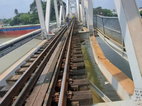 Sửa chữa khẩn cấp để khôi phục chạy tàu qua cầu Ghềnh