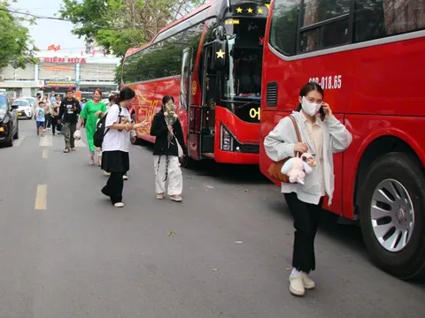 Cầu Ghềnh tắc nghẽn, hành khách được ‘tăng bo’ bằng xe khách