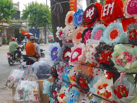 Quà tặng ngày lễ, đừng phải gồng mình, thở dài để làm vừa lòng mối quan hệ