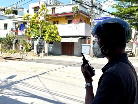 CSGT TPHCM mật phục ghi hình xe máy băng qua đường sắt, người vi phạm "hết chối"