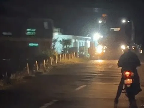 Khoảnh khắc xe đầu kéo cố vượt rào chắn, bị tàu hỏa tông gãy đôi