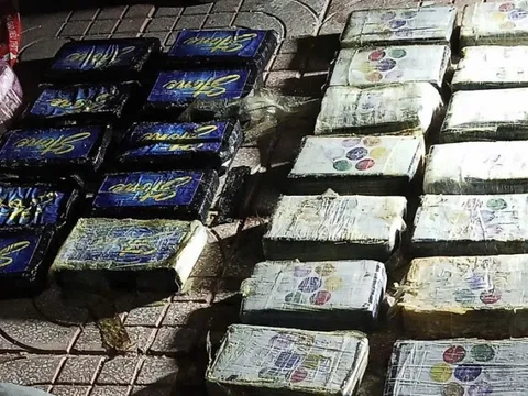 Người đàn ông lượm ve chai phát hiện 24 bánh nghi ma túy ở bờ biển Kê Gà