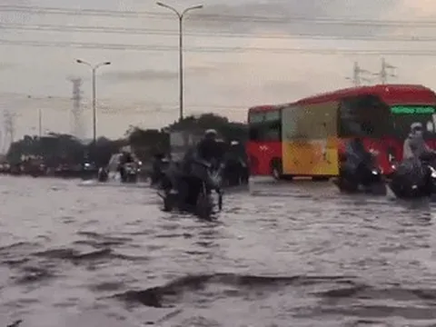 Mưa trái mùa 'nhấn chìm' cửa ngõ TPHCM, người dân bì bõm vượt nước đen về nhà