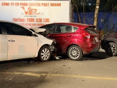 Ô tô con tông liên hoàn trên phố ở Hà Nội, ít nhất 7 xe hư hỏng