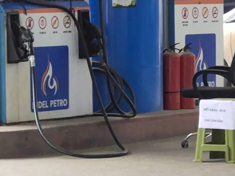 Cây xăng ở Hà Nội treo biển hết xăng, người dân năn nỉ 'bán cho mấy chục thôi'