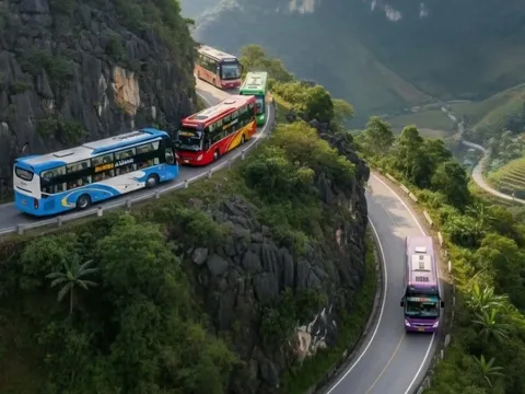 CSGT lái xe giường nằm 2 tầng để đánh giá an toàn trên đường đèo