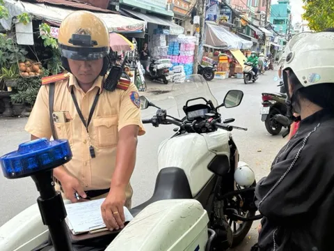 Mạo hiểm băng qua đường sắt khi rào chắn đã hạ, nhiều người bị lập biên bản