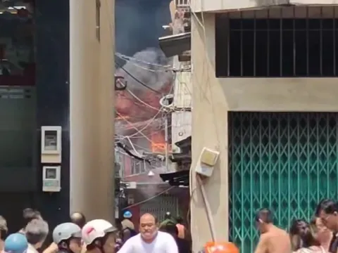 Cháy lớn dãy nhà trong hẻm nhỏ ở TP.HCM