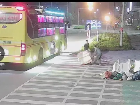 Thấy đống rác bên đường, chủ tịch phường yêu cầu ‘check cam’ để tìm người xả rác xử phạt