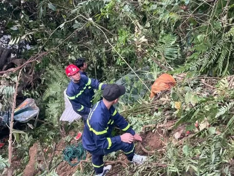 Xe tải lao xuống vực sâu 200m, phương tiện bị vò nát, 3 người thương vong