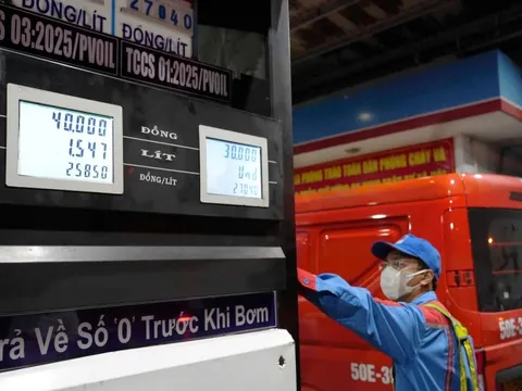 Dùng chính sách tài khóa để ổn định giá xăng dầu