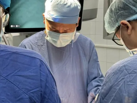 Cứu người đàn ông dùng dao tự cắt 'của quý' nhờ vi phẫu trong 'giờ vàng'