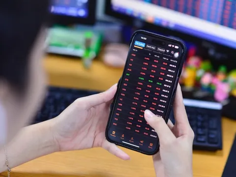 Khép lại phiên giao dịch buổi sáng đầy áp lực, VN-Index giảm 114 điểm