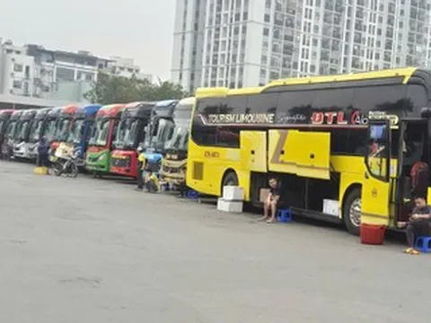 Giá xăng dầu tăng vọt, các nhà xe rục rịch cắt dịch vụ, tăng cước phí