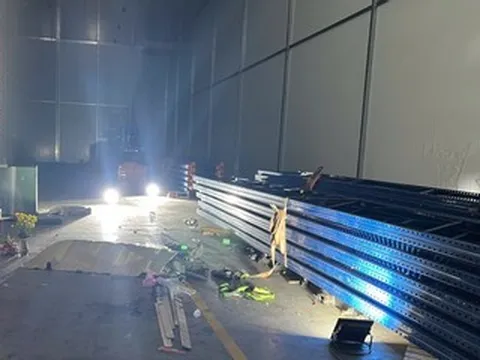 La phông nhà kho trong khu công nghiệp đổ sập, 4 thợ máy lạnh gặp nạn