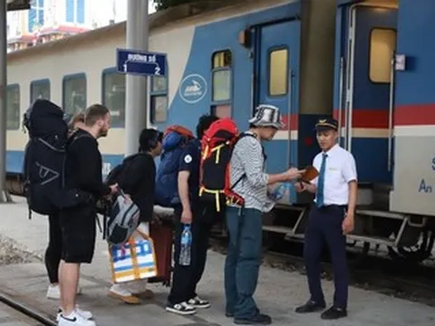 Giá dầu vượt 30.000 đồng/lít, vé tàu xe đồng loạt tăng mạnh