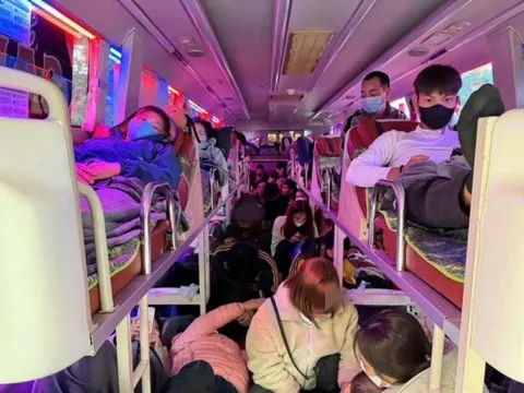 Xe khách 19 chỗ “nhồi nhét” 60 người, bị phạt hơn 220 triệu đồng