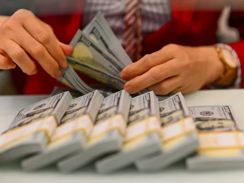 Giá USD ngân hàng tăng kịch trần, USD tự do lên sát 27.000 đồng/USD