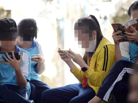 Điện thoại 'nuôi' trẻ, nhiều hậu quả khó lường