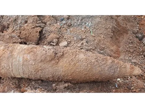 Đào móng xây hàng rào, người dân Gia Lai phát hiện 2 quả đạn "khủng"