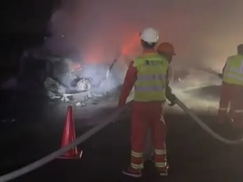 Xe container bốc cháy dữ dội trên cao tốc TP.HCM - Trung Lương