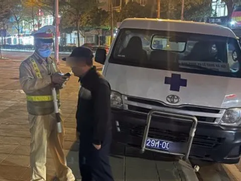 Ô tô của nhà tang lễ ở Hà Nội bị niêm phong vì tài xế vi phạm nồng độ cồn