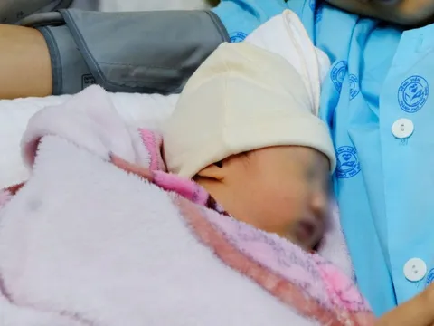 Thai phụ bị sốc phản vệ sau khi ăn ốc, ca mổ khẩn cứu 2 mẹ con