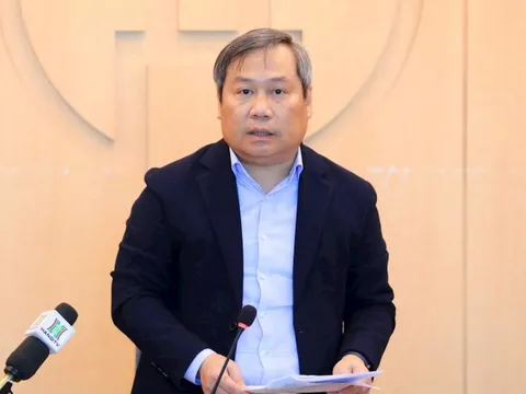 Chủ tịch Hà Nội họp về tình hình nguồn cung xăng dầu, mong người dân bình tĩnh