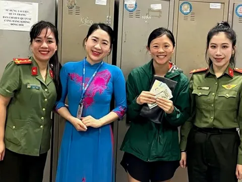 Nữ du khách Mỹ đi 500 cây số mới nhớ quên ví tại sân bay Đồng Hới