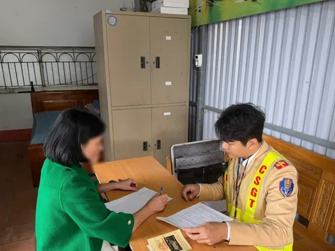 VIDEO: Nữ tài xế ô tô tông văng cô gái đứng trên vỉa hè rồi bỏ chạy