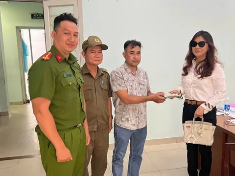 Người phụ nữ ở TPHCM trả lại 50 triệu đồng nhặt được