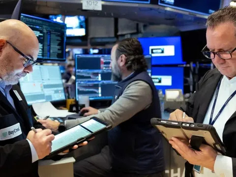 Chiến sự Trung Đông ngày thứ 12: Giá dầu hạ nhiệt, chứng khoán phục hồi