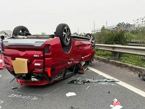 Ô tô con lật ngửa trên cao tốc