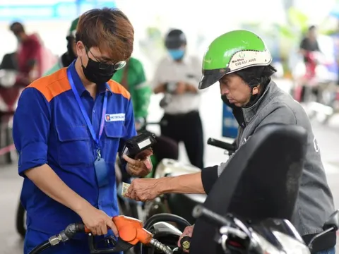 Điều chỉnh tăng giá xăng, giảm giá dầu hỏa, chi mạnh quỹ bình ổn tới 5.000 đồng/lít