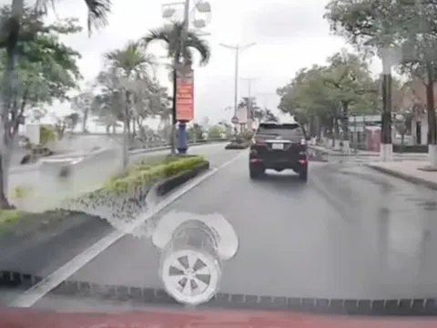 CLIP: Ô tô bật đèn cảnh báo nhưng nhiều lần "khóa lối" xe phía sau