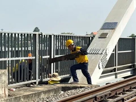 Dự kiến 9h sáng mai 11-3, thông tuyến đường sắt Bắc - Nam qua cầu Ghềnh