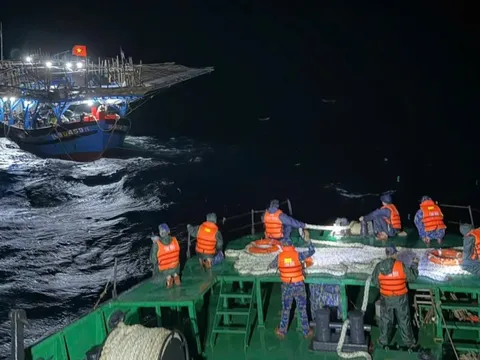 Hải quân lai dắt tàu cá cùng 36 ngư dân gặp nạn vào bờ an toàn