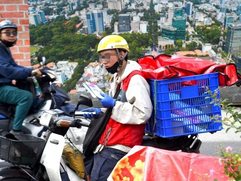 Tài xế công nghệ bán bánh tráng kiếm thêm