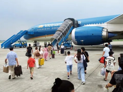 Giảm thuế, phí... có ghìm được giá vé máy bay?