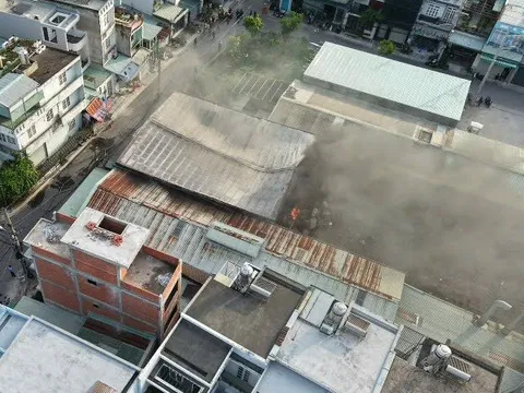 Cháy kho hàng ở TPHCM, cảnh sát PCCC chia ra nhiều hướng dập lửa