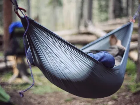 Nằm võng ăn bánh theo cách lạ, nam sinh khiến cộng đồng mạng thót tim