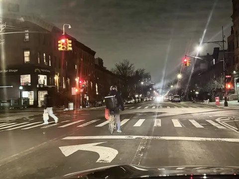 'Lỡ cả đời không rực rỡ thì sao?' và chuyện mưu sinh ở thành phố không ngủ